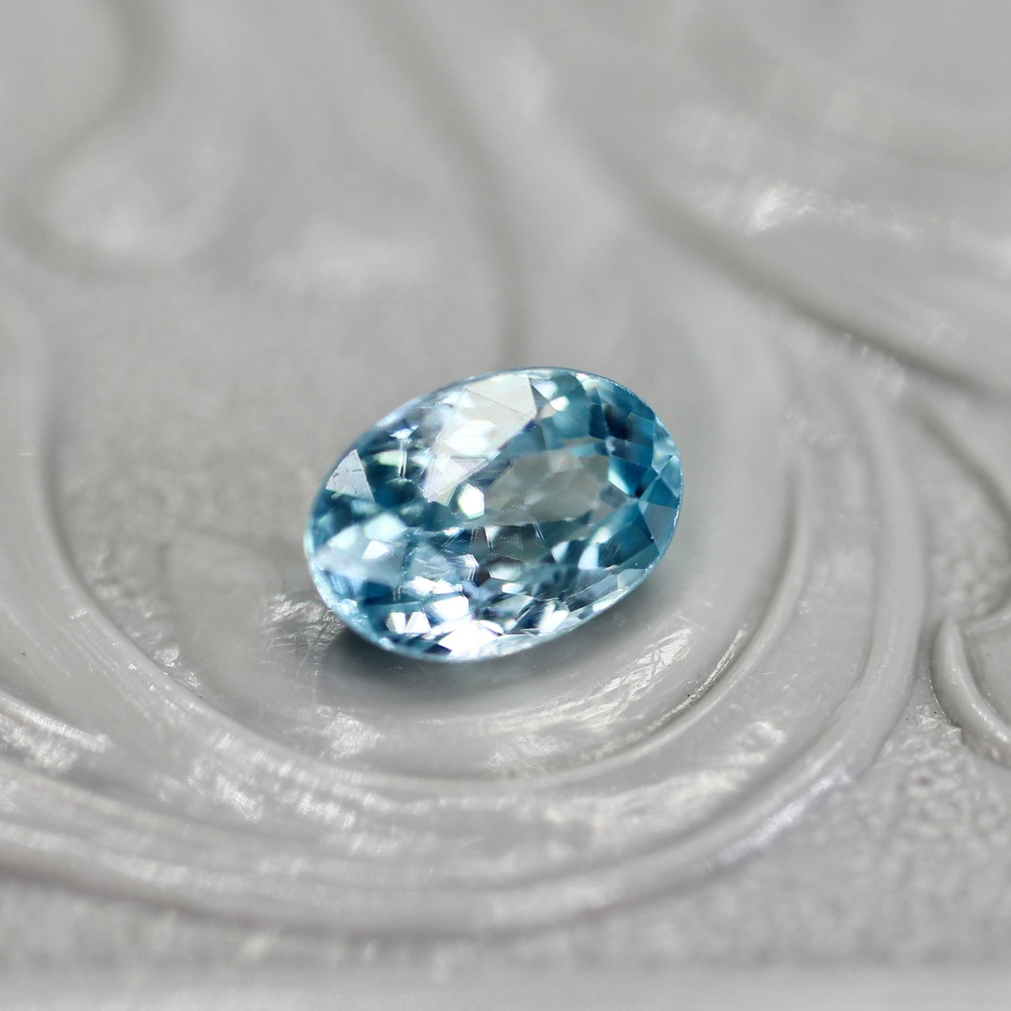 ブルージルコン 0.88ct オーバルカット 6.1mm×4.2mm×3.1mm【MJ2747】