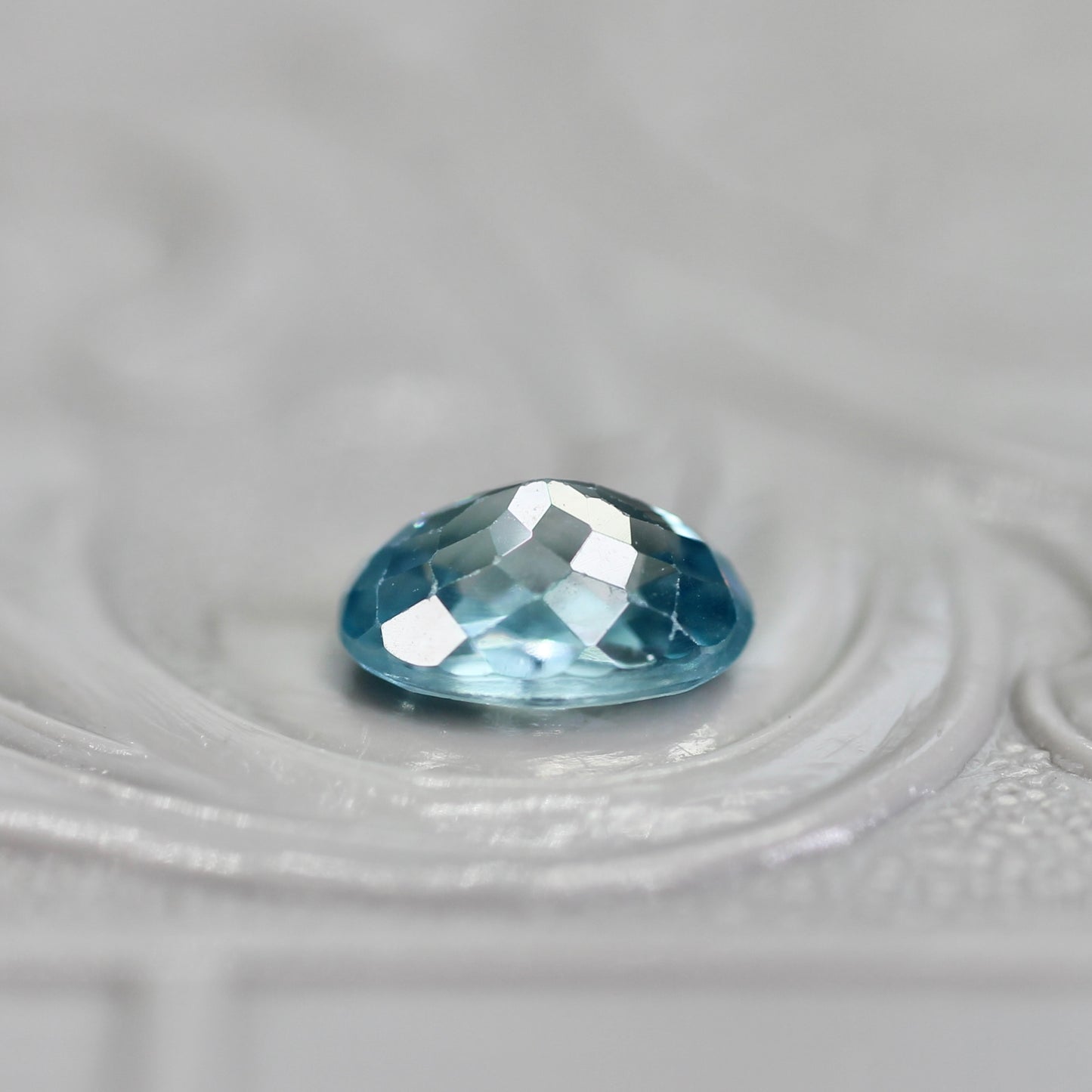 ブルージルコン 0.88ct オーバルカット 6.1mm×4.2mm×3.1mm【MJ2747】