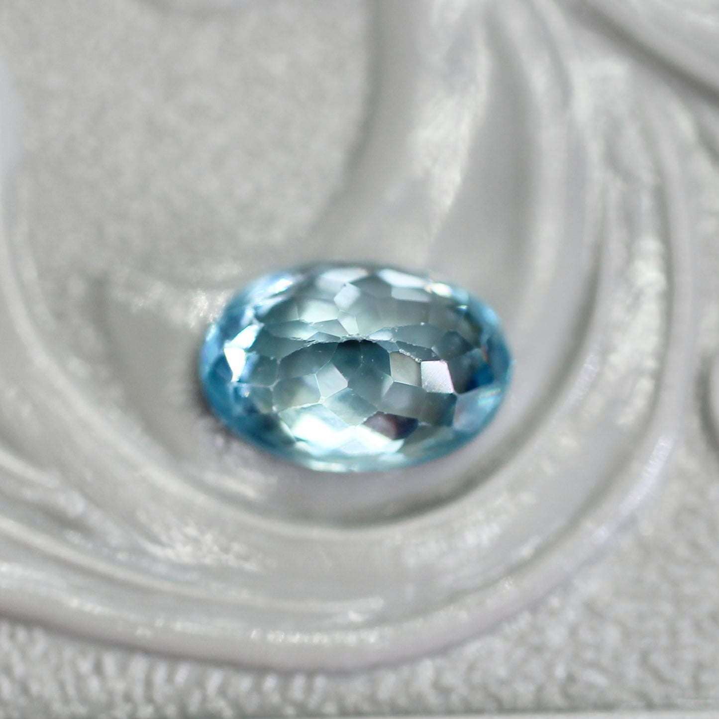 ブルージルコン 0.88ct オーバルカット 6.1mm×4.2mm×3.1mm【MJ2747】