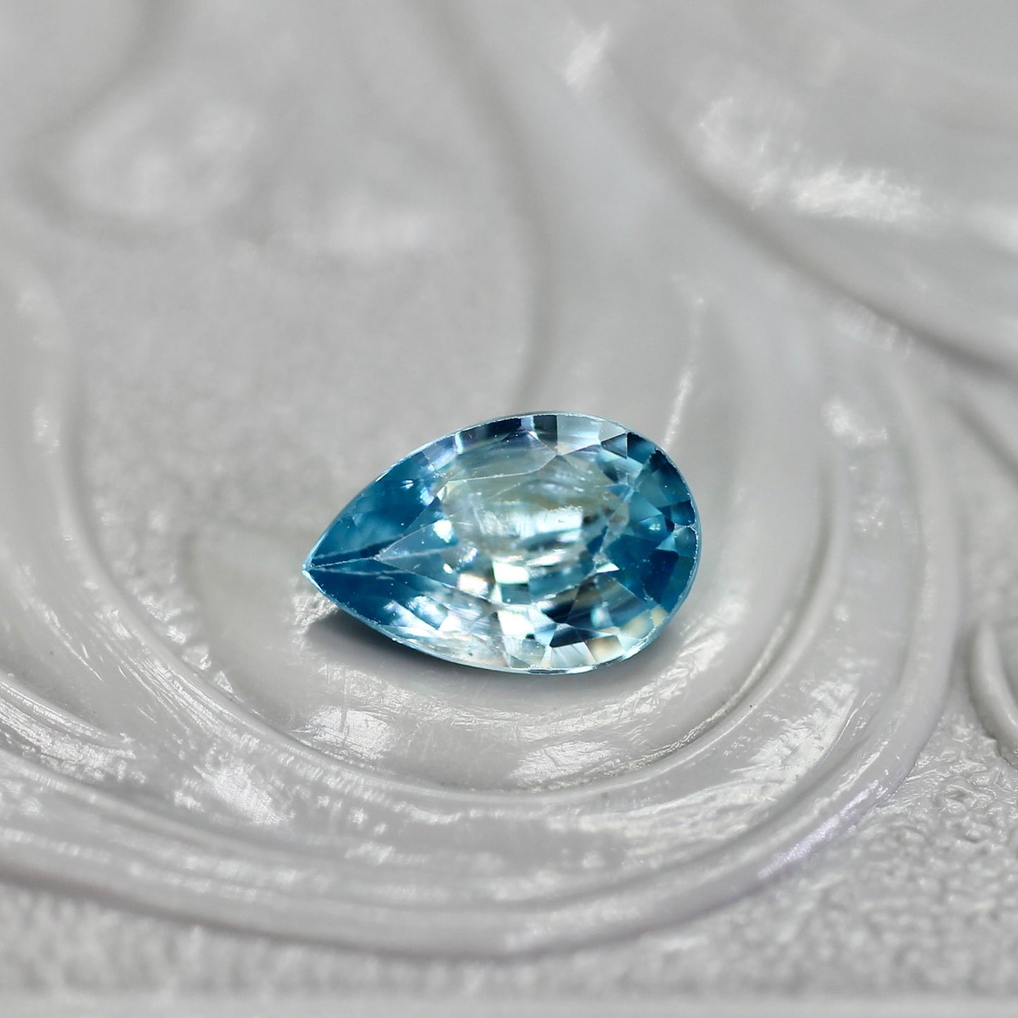 ブルージルコン 0.55ct ペアシェイプ 6.1mm×4.0mm×2.4mm【MJ2748】