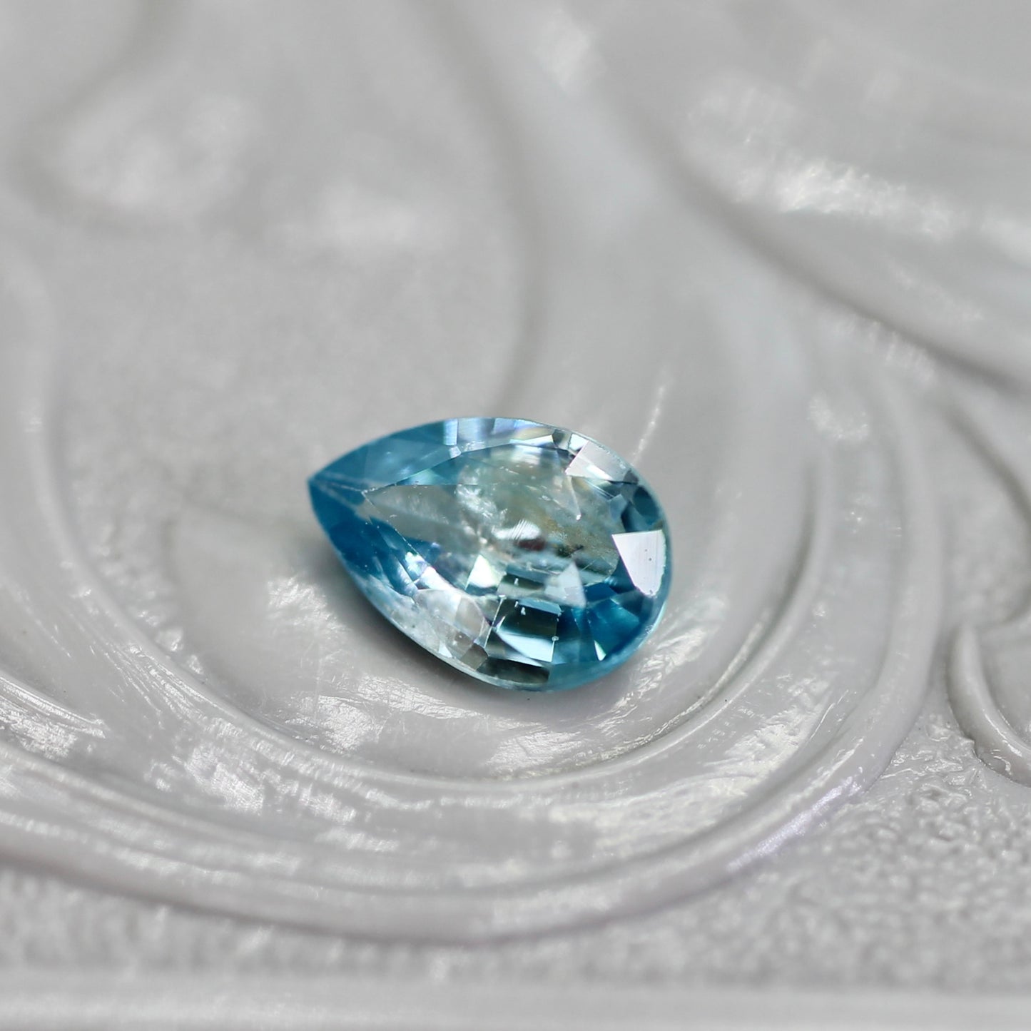 ブルージルコン 0.55ct ペアシェイプ 6.1mm×4.0mm×2.4mm【MJ2748】