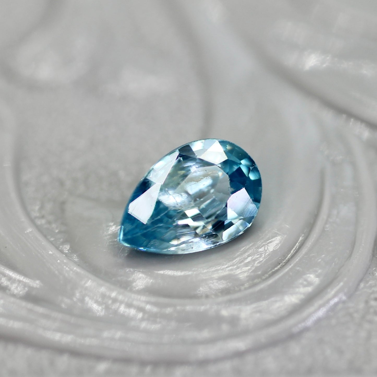 ブルージルコン 0.55ct ペアシェイプ 6.1mm×4.0mm×2.4mm【MJ2748】