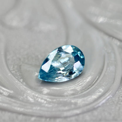 ブルージルコン 0.55ct ペアシェイプ 6.1mm×4.0mm×2.4mm【MJ2748】