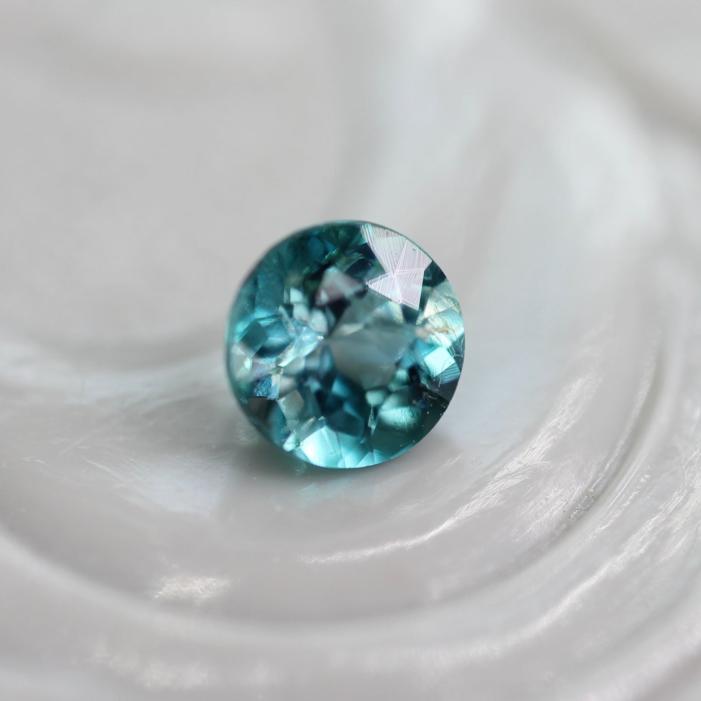 グランディディエライト 0.15ct ラウンドカット 3.3mm×3.3mm×2.4mm【MJ2771】