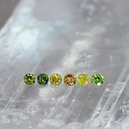 グリーンジルコン 0.39ct ラウンドカット 3.9mm×3.9mm×2.7mm【MJ2765】