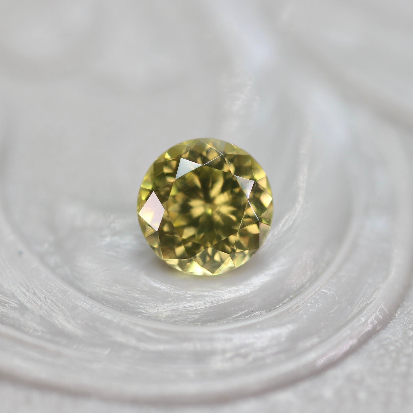 グリーンジルコン 0.43ct ラウンドカット 4.3mm×4.3mm×2.7mm【MJ2764】