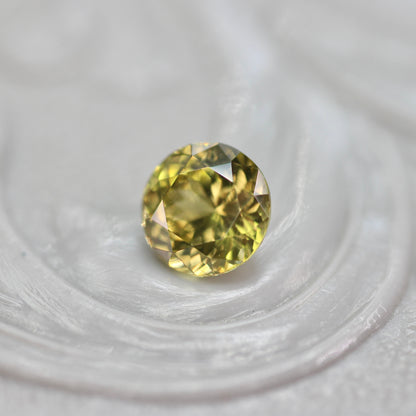 グリーンジルコン 0.43ct ラウンドカット 4.3mm×4.3mm×2.7mm【MJ2764】