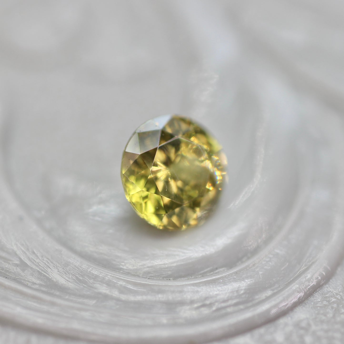 グリーンジルコン 0.43ct ラウンドカット 4.3mm×4.3mm×2.7mm【MJ2764】