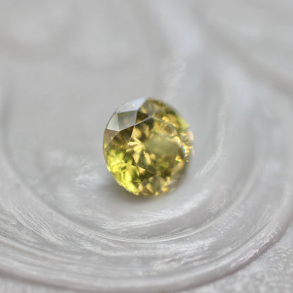 グリーンジルコン 0.43ct ラウンドカット 4.3mm×4.3mm×2.7mm【MJ2764】