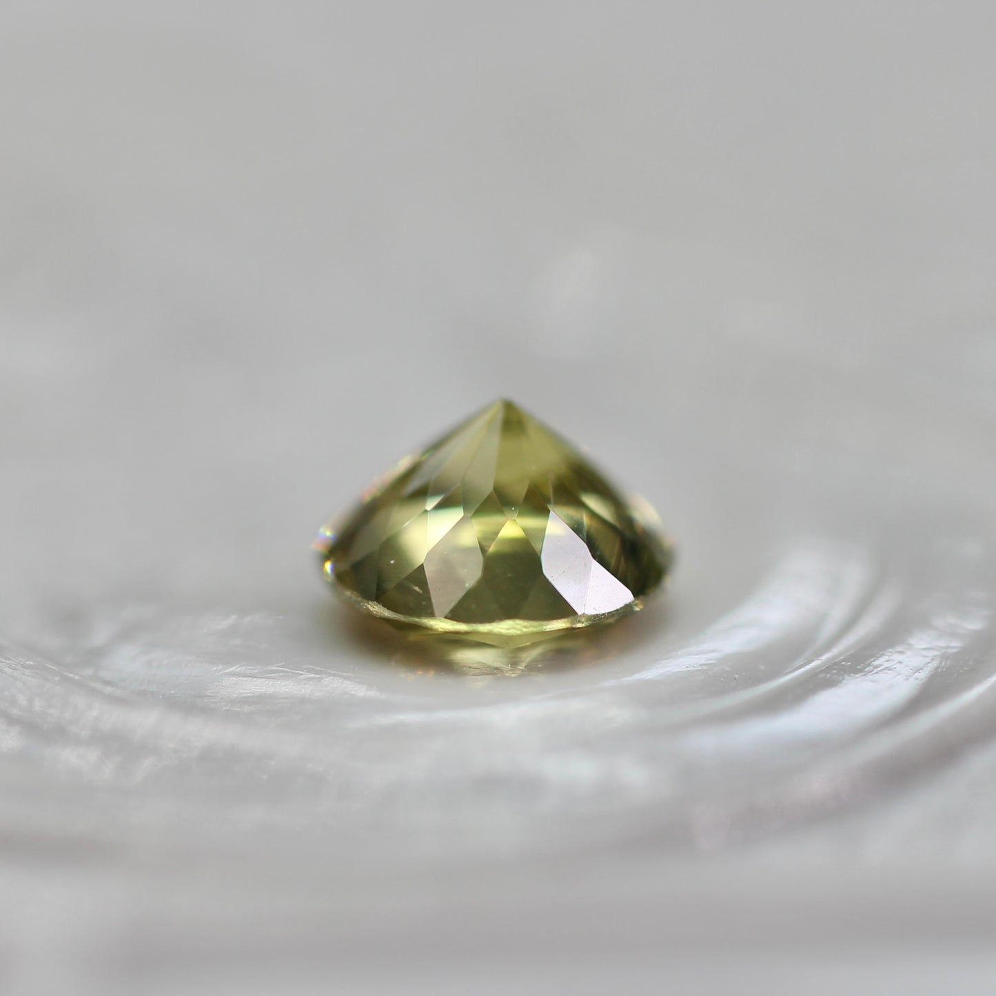 グリーンジルコン 0.43ct ラウンドカット 4.3mm×4.3mm×2.7mm【MJ2764】