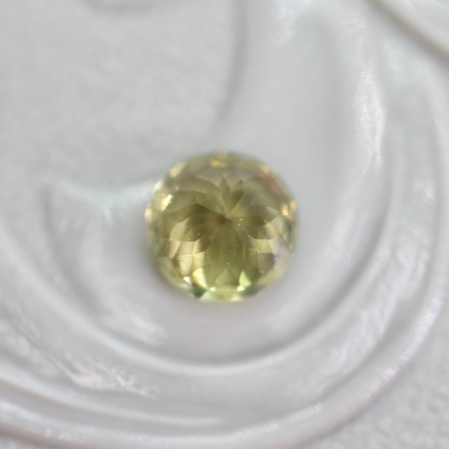 グリーンジルコン 0.43ct ラウンドカット 4.3mm×4.3mm×2.7mm【MJ2764】