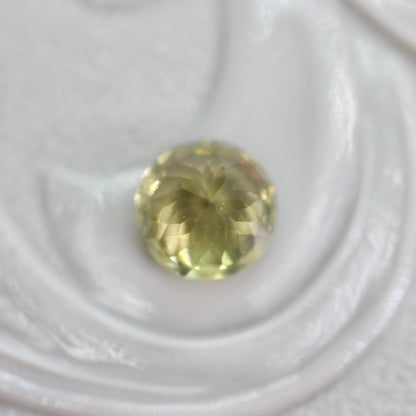 グリーンジルコン 0.43ct ラウンドカット 4.3mm×4.3mm×2.7mm【MJ2764】