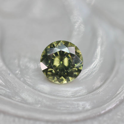 グリーンジルコン 0.39ct ラウンドカット 3.9mm×3.9mm×2.7mm【MJ2765】