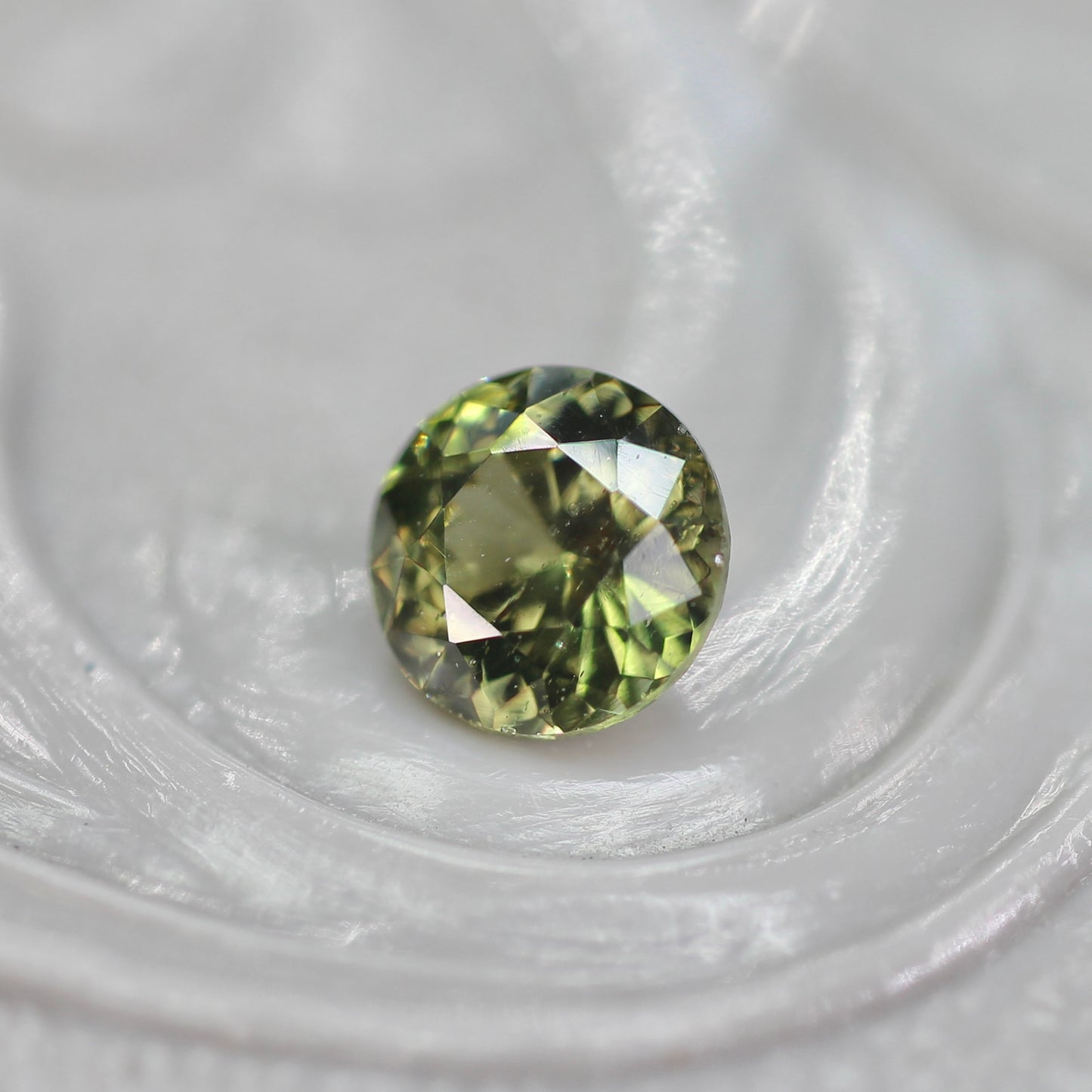 グリーンジルコン 0.39ct ラウンドカット 3.9mm×3.9mm×2.7mm【MJ2765】