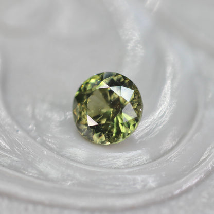 グリーンジルコン 0.39ct ラウンドカット 3.9mm×3.9mm×2.7mm【MJ2765】