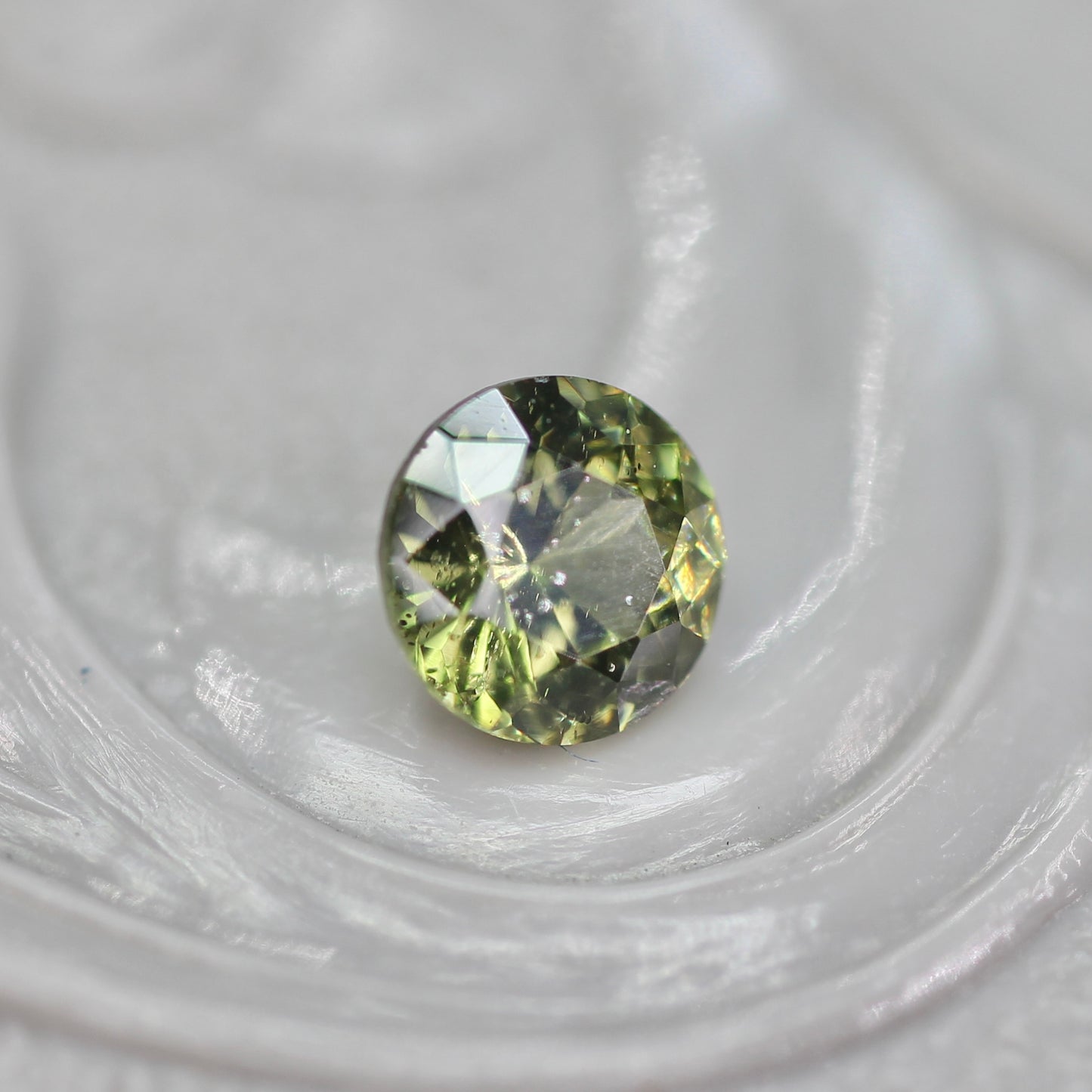 グリーンジルコン 0.39ct ラウンドカット 3.9mm×3.9mm×2.7mm【MJ2765】