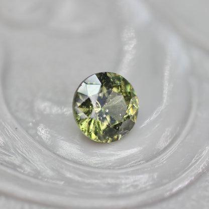 グリーンジルコン 0.39ct ラウンドカット 3.9mm×3.9mm×2.7mm【MJ2765】