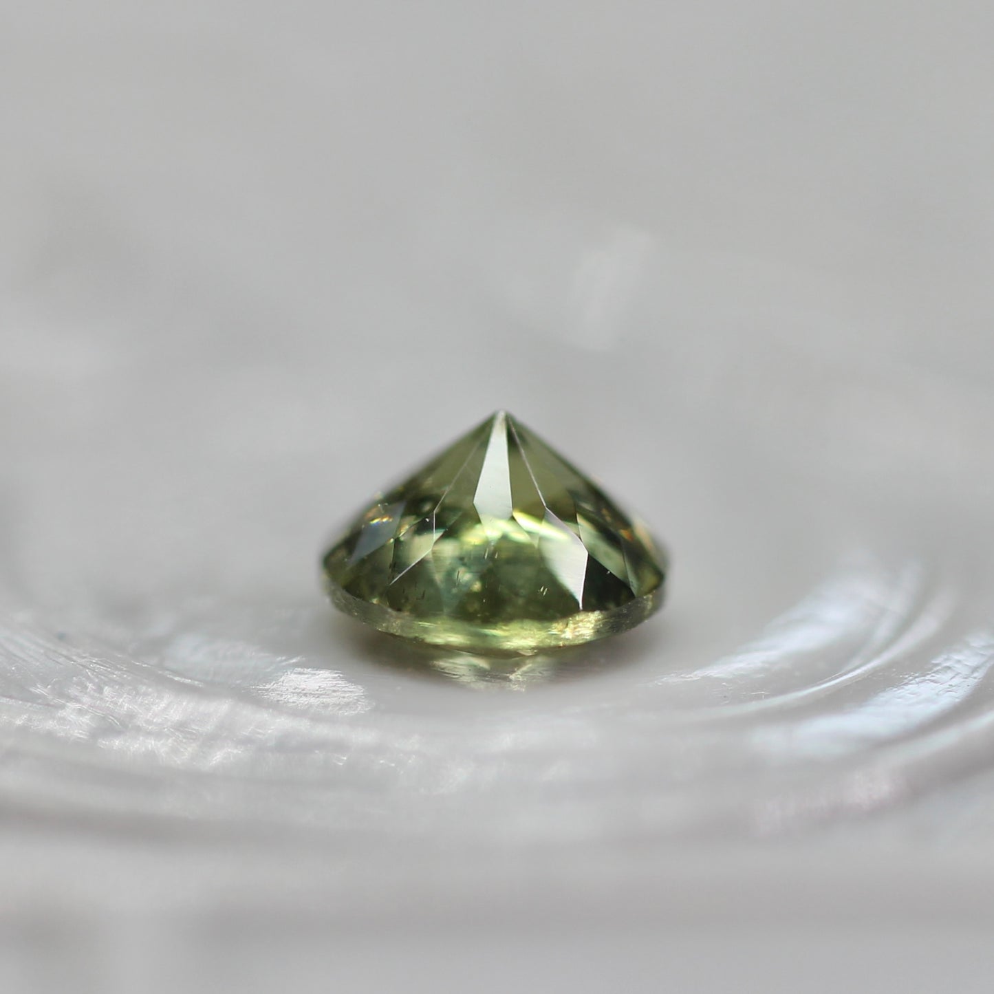 グリーンジルコン 0.39ct ラウンドカット 3.9mm×3.9mm×2.7mm【MJ2765】