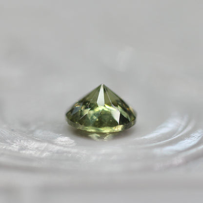 グリーンジルコン 0.39ct ラウンドカット 3.9mm×3.9mm×2.7mm【MJ2765】