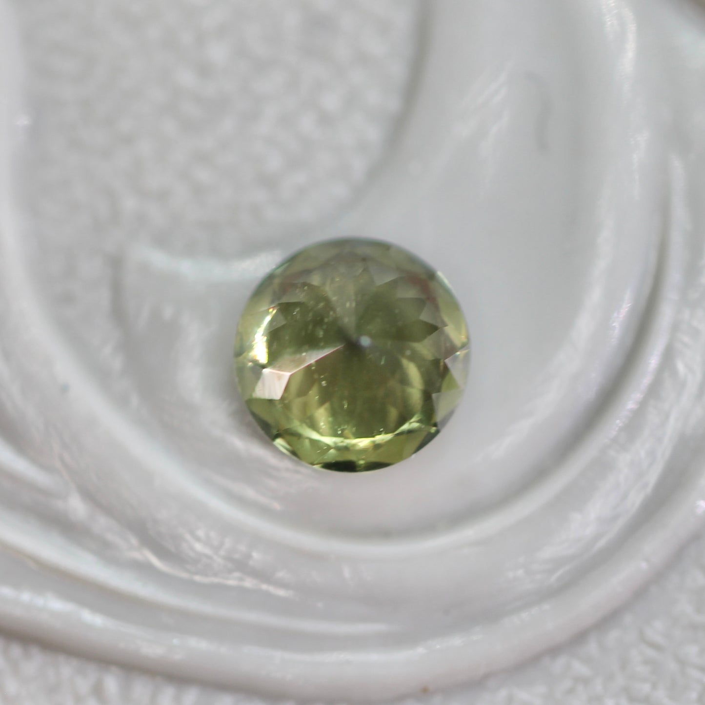 グリーンジルコン 0.39ct ラウンドカット 3.9mm×3.9mm×2.7mm【MJ2765】