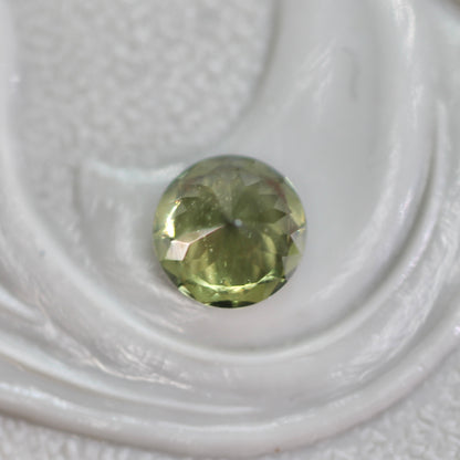 グリーンジルコン 0.39ct ラウンドカット 3.9mm×3.9mm×2.7mm【MJ2765】
