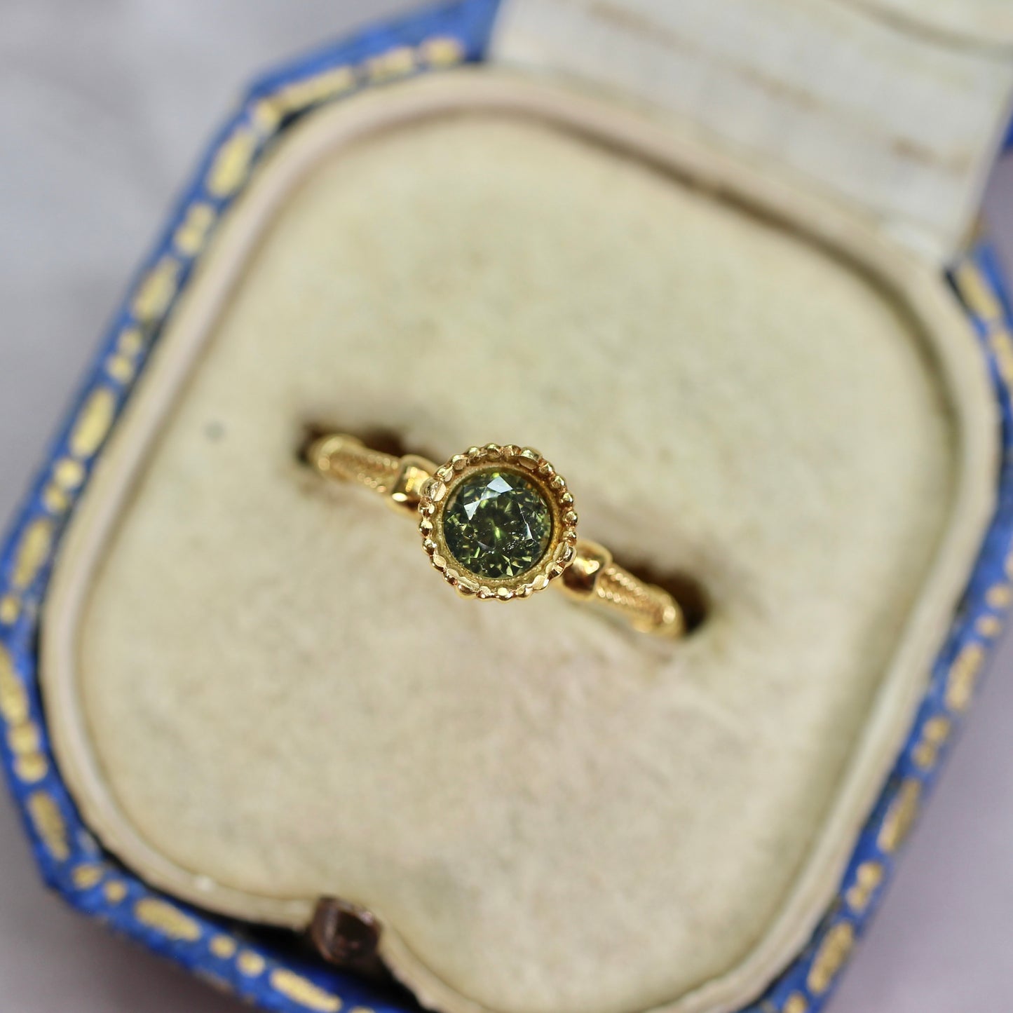 グリーンジルコン 0.39ct ラウンドカット 3.9mm×3.9mm×2.7mm【MJ2765】