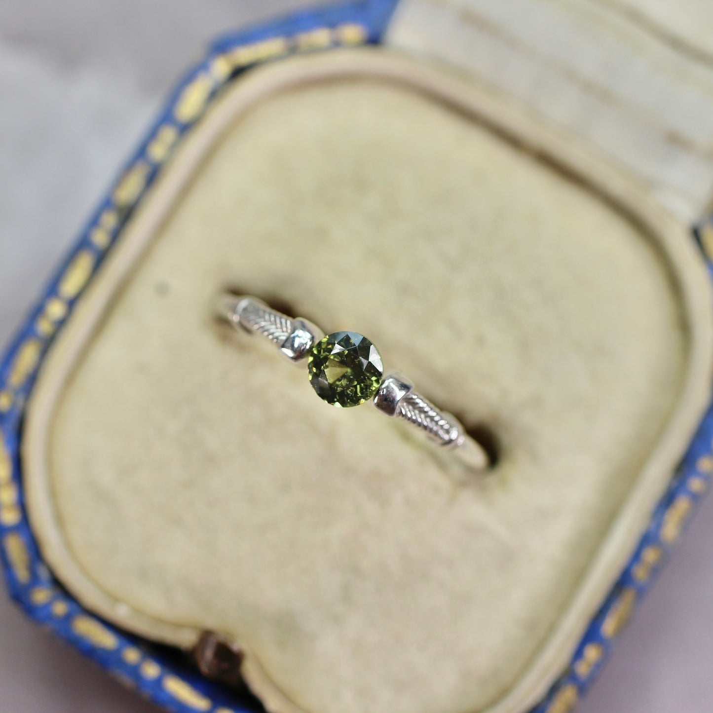 グリーンジルコン 0.39ct ラウンドカット 3.9mm×3.9mm×2.7mm【MJ2765】