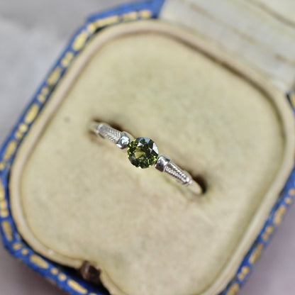 グリーンジルコン 0.39ct ラウンドカット 3.9mm×3.9mm×2.7mm【MJ2765】