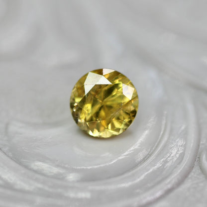 イエロージルコン 0.46ct ラウンドカット 4.2mm×4.2mm×3.0mm【MJ2766】