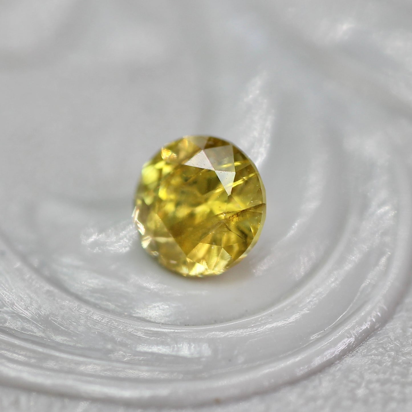 イエロージルコン 0.46ct ラウンドカット 4.2mm×4.2mm×3.0mm【MJ2766】