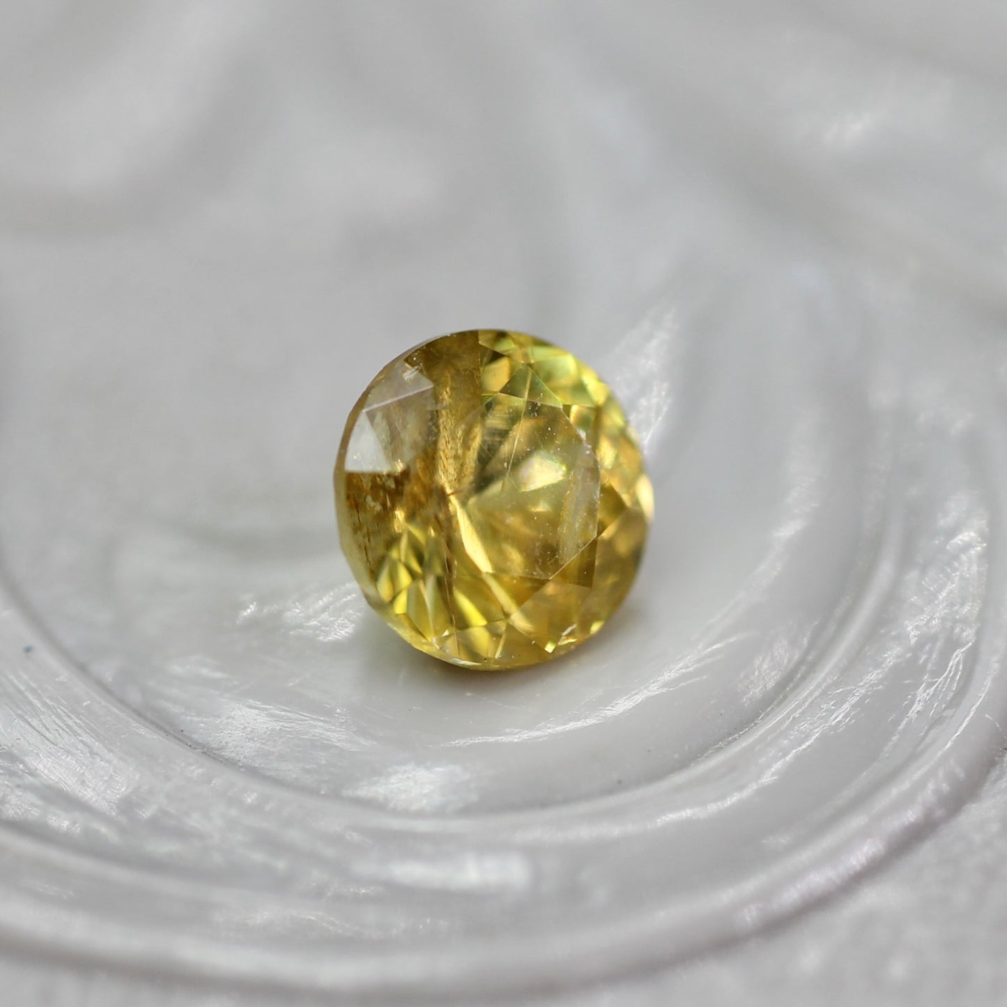 イエロージルコン 0.46ct ラウンドカット 4.2mm×4.2mm×3.0mm【MJ2766】