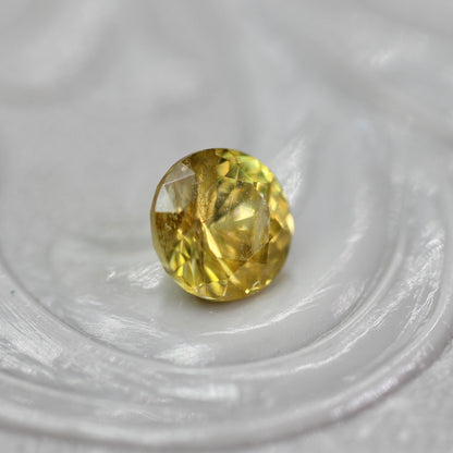 イエロージルコン 0.46ct ラウンドカット 4.2mm×4.2mm×3.0mm【MJ2766】