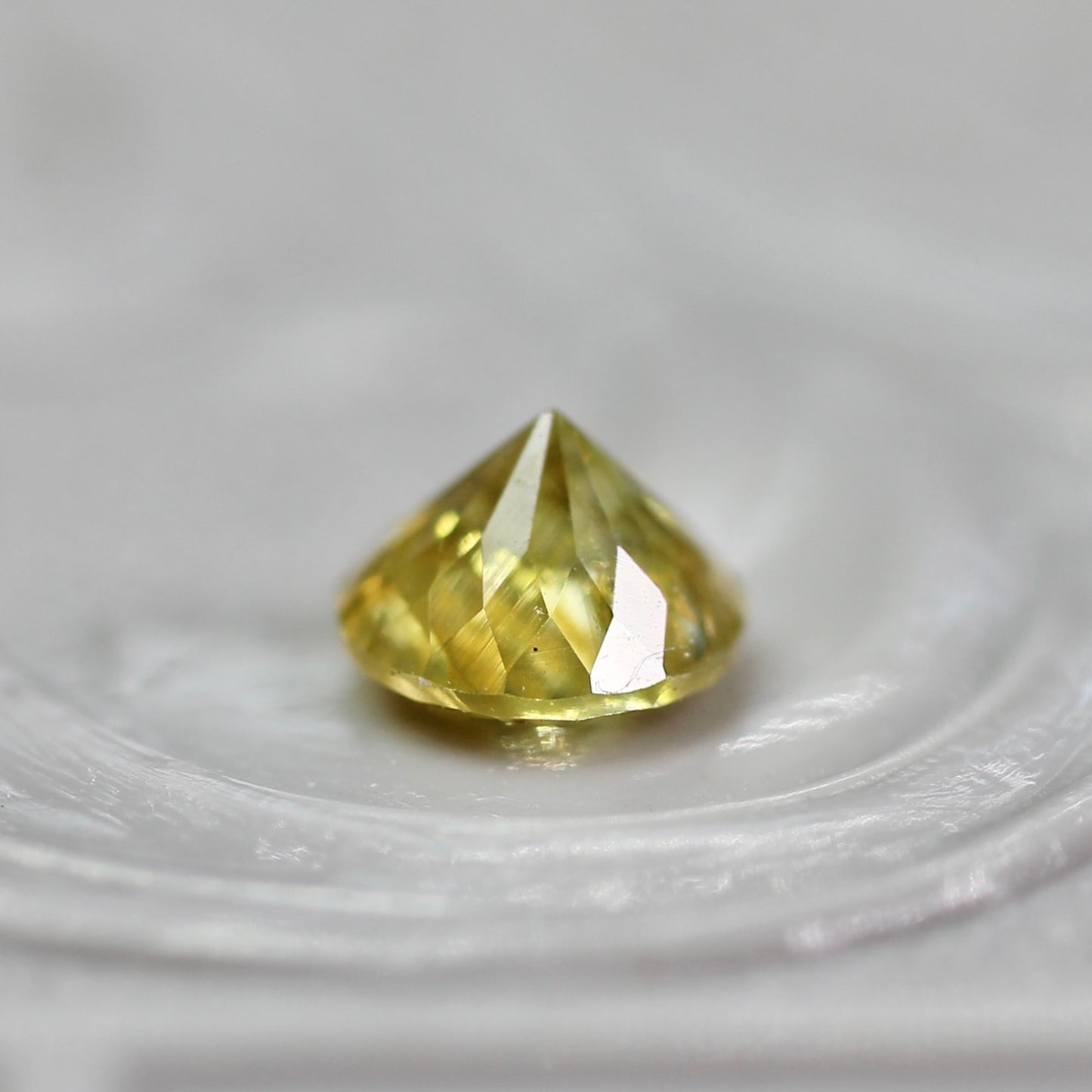 イエロージルコン 0.46ct ラウンドカット 4.2mm×4.2mm×3.0mm【MJ2766】