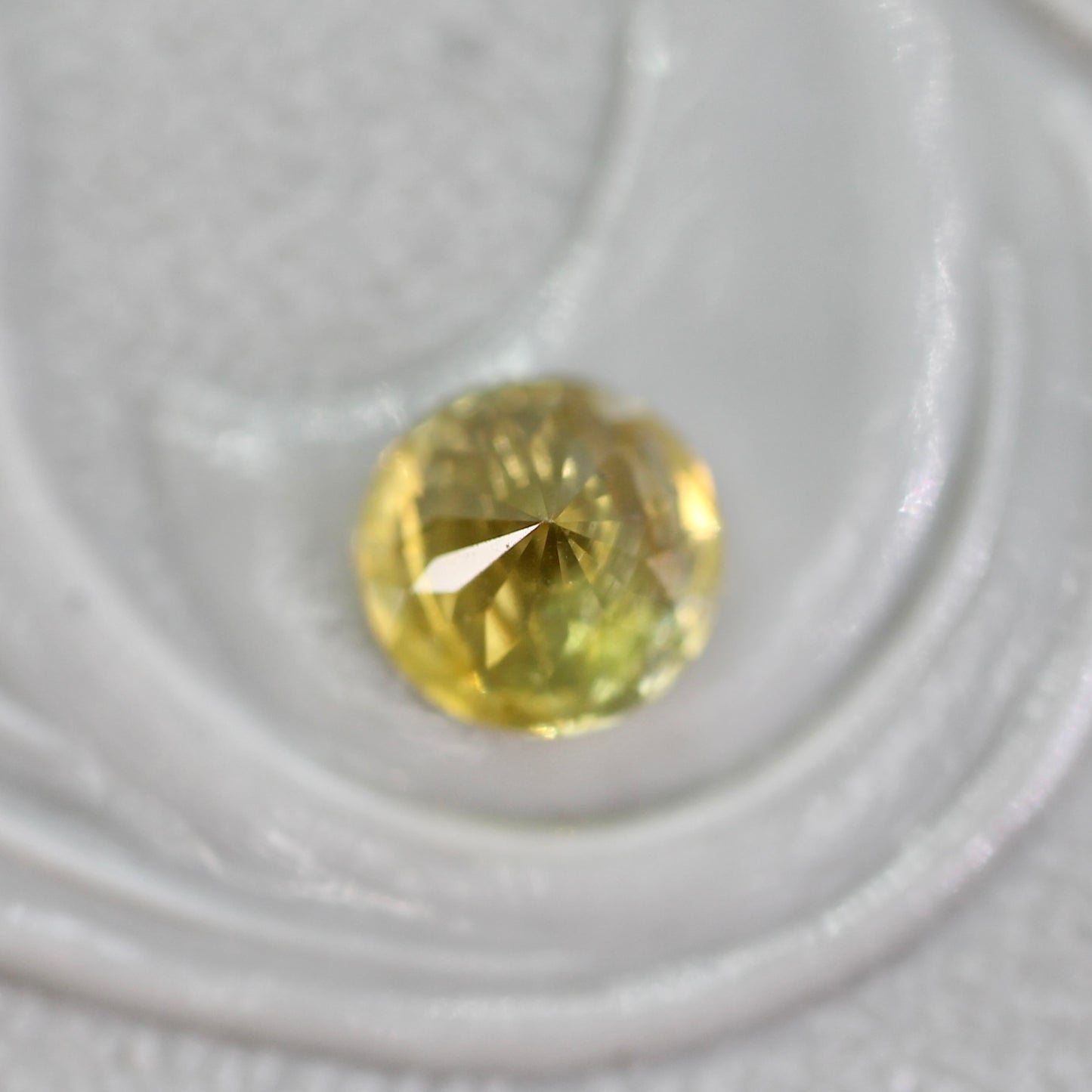 イエロージルコン 0.46ct ラウンドカット 4.2mm×4.2mm×3.0mm【MJ2766】