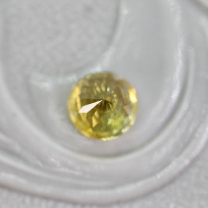 イエロージルコン 0.46ct ラウンドカット 4.2mm×4.2mm×3.0mm【MJ2766】