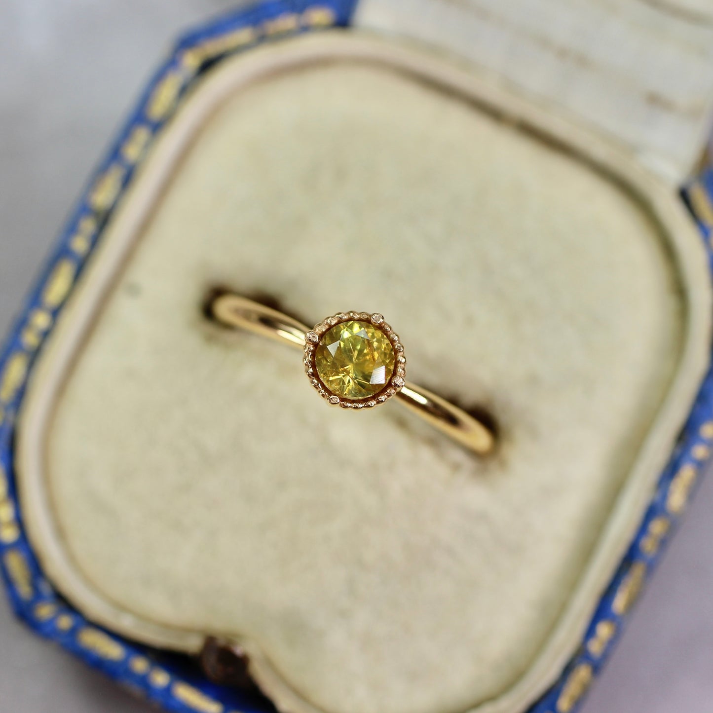 イエロージルコン 0.46ct ラウンドカット 4.2mm×4.2mm×3.0mm【MJ2766】