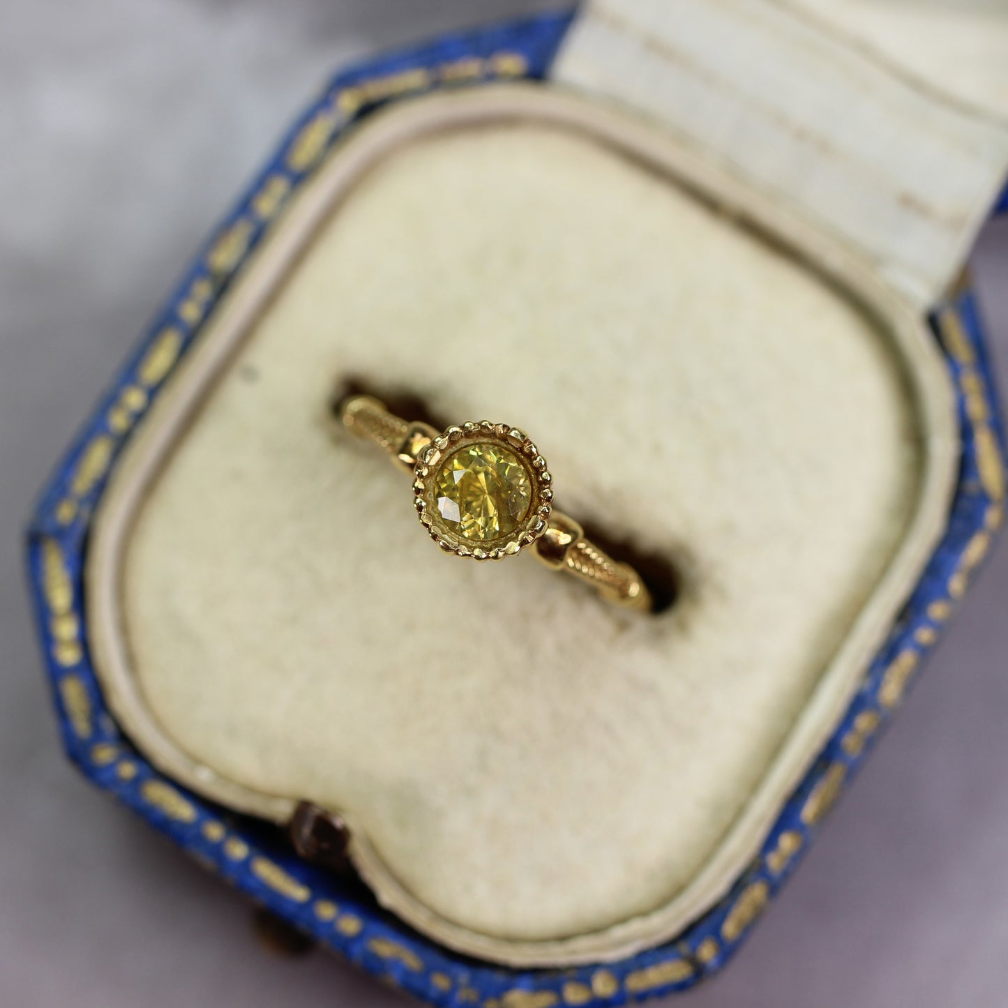 イエロージルコン 0.46ct ラウンドカット 4.2mm×4.2mm×3.0mm【MJ2766】