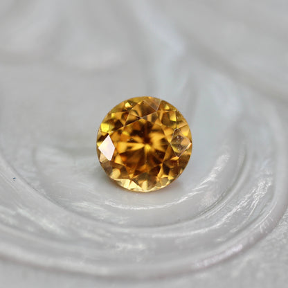 オレンジジルコン 0.46ct ラウンドカット 4.3mm×4.3mm×2.8mm【MJ2767】