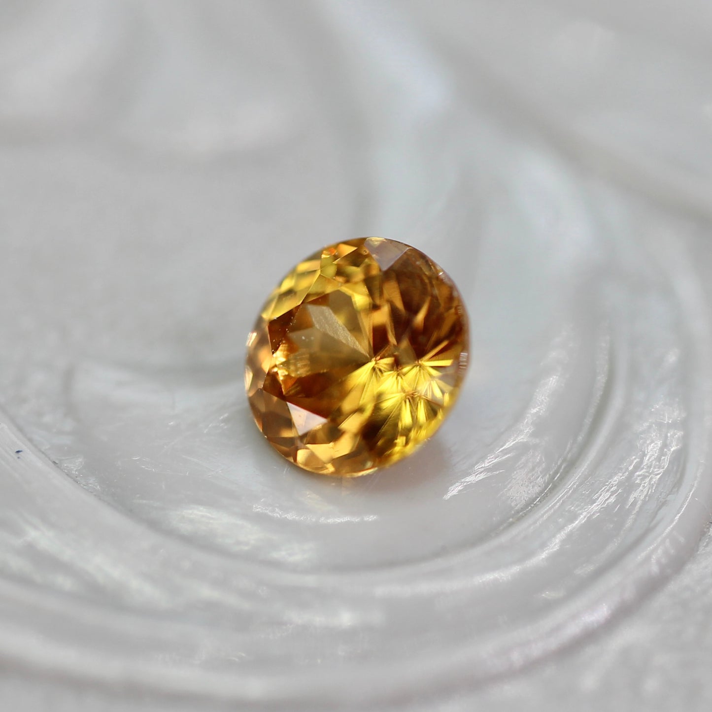 オレンジジルコン 0.46ct ラウンドカット 4.3mm×4.3mm×2.8mm【MJ2767】