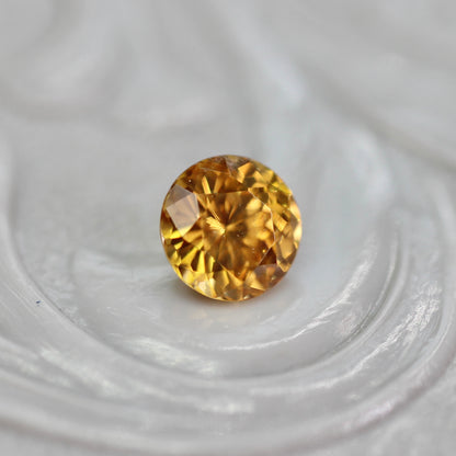 オレンジジルコン 0.46ct ラウンドカット 4.3mm×4.3mm×2.8mm【MJ2767】