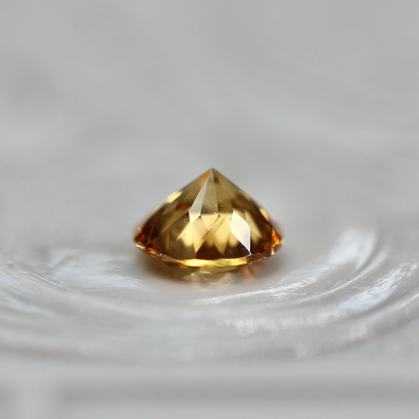 オレンジジルコン 0.46ct ラウンドカット 4.3mm×4.3mm×2.8mm【MJ2767】