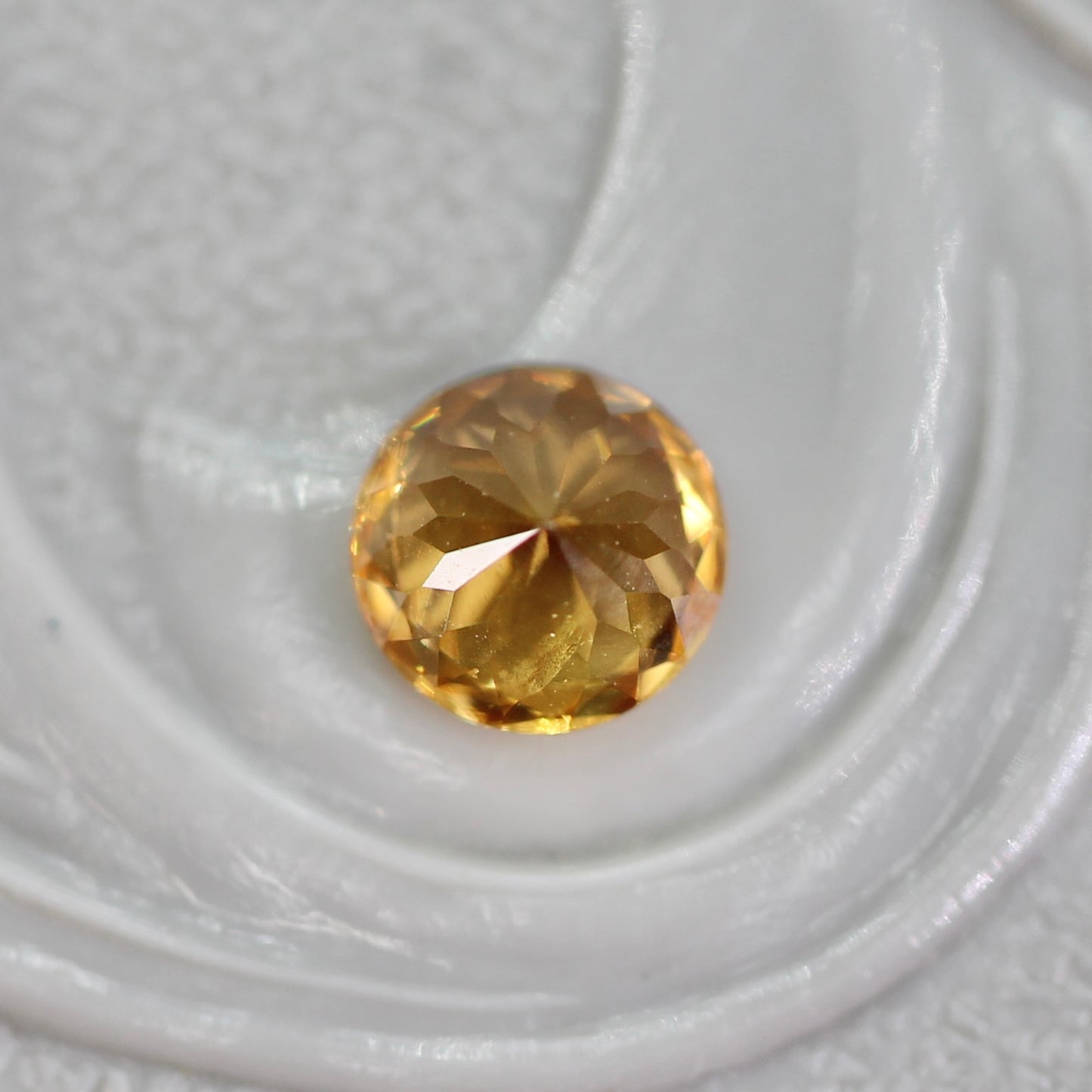 オレンジジルコン 0.46ct ラウンドカット 4.3mm×4.3mm×2.8mm【MJ2767】