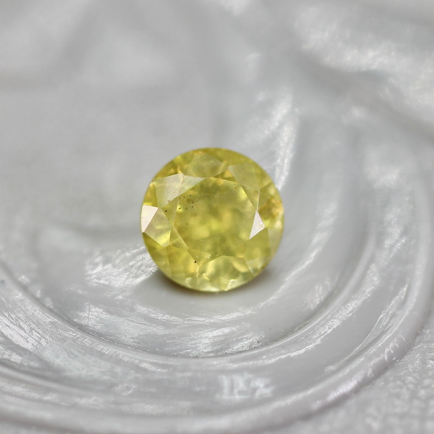 イエロージルコン 0.42ct ラウンドカット 4.1mm×4.1mm×2.8mm【MJ2768】