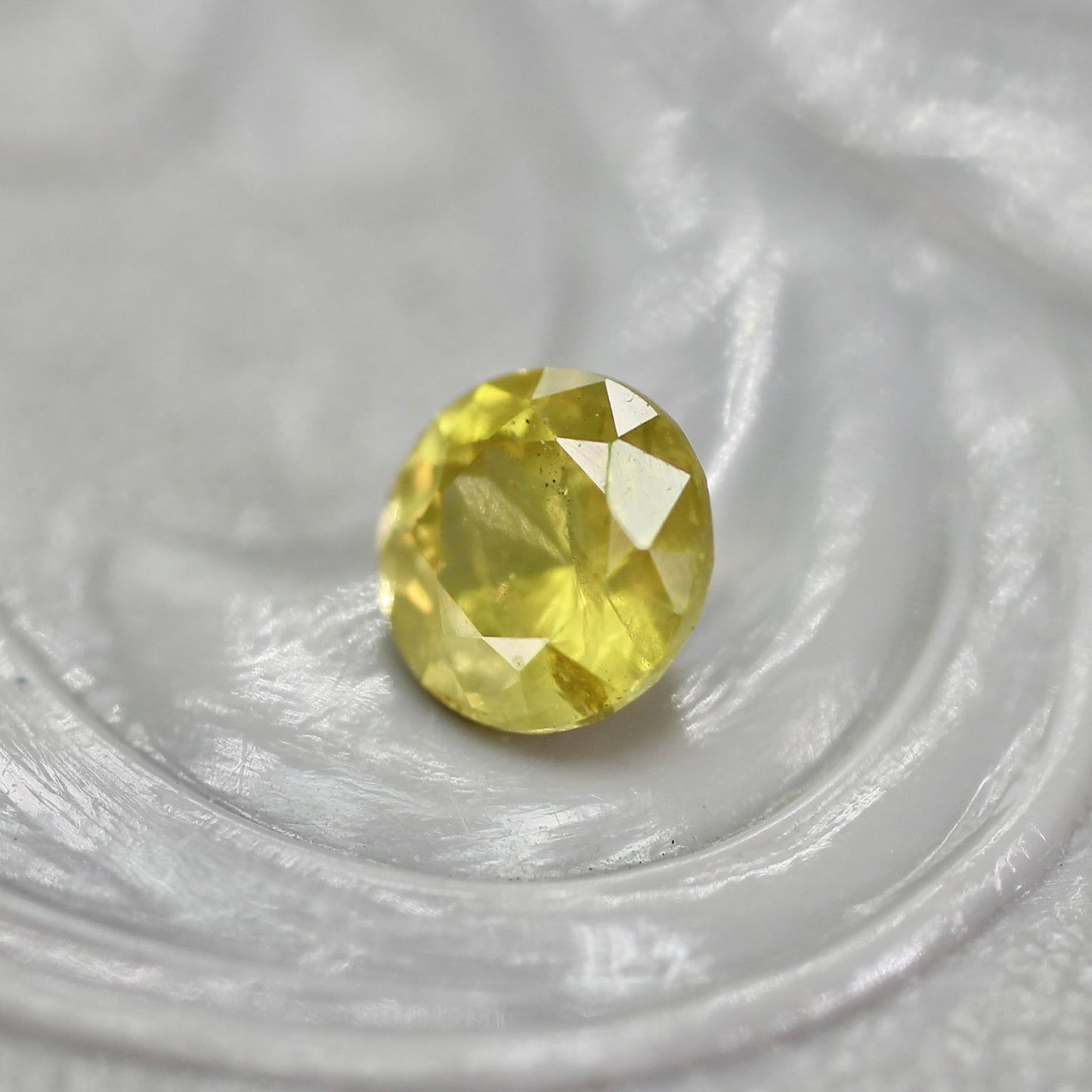 イエロージルコン 0.42ct ラウンドカット 4.1mm×4.1mm×2.8mm【MJ2768】