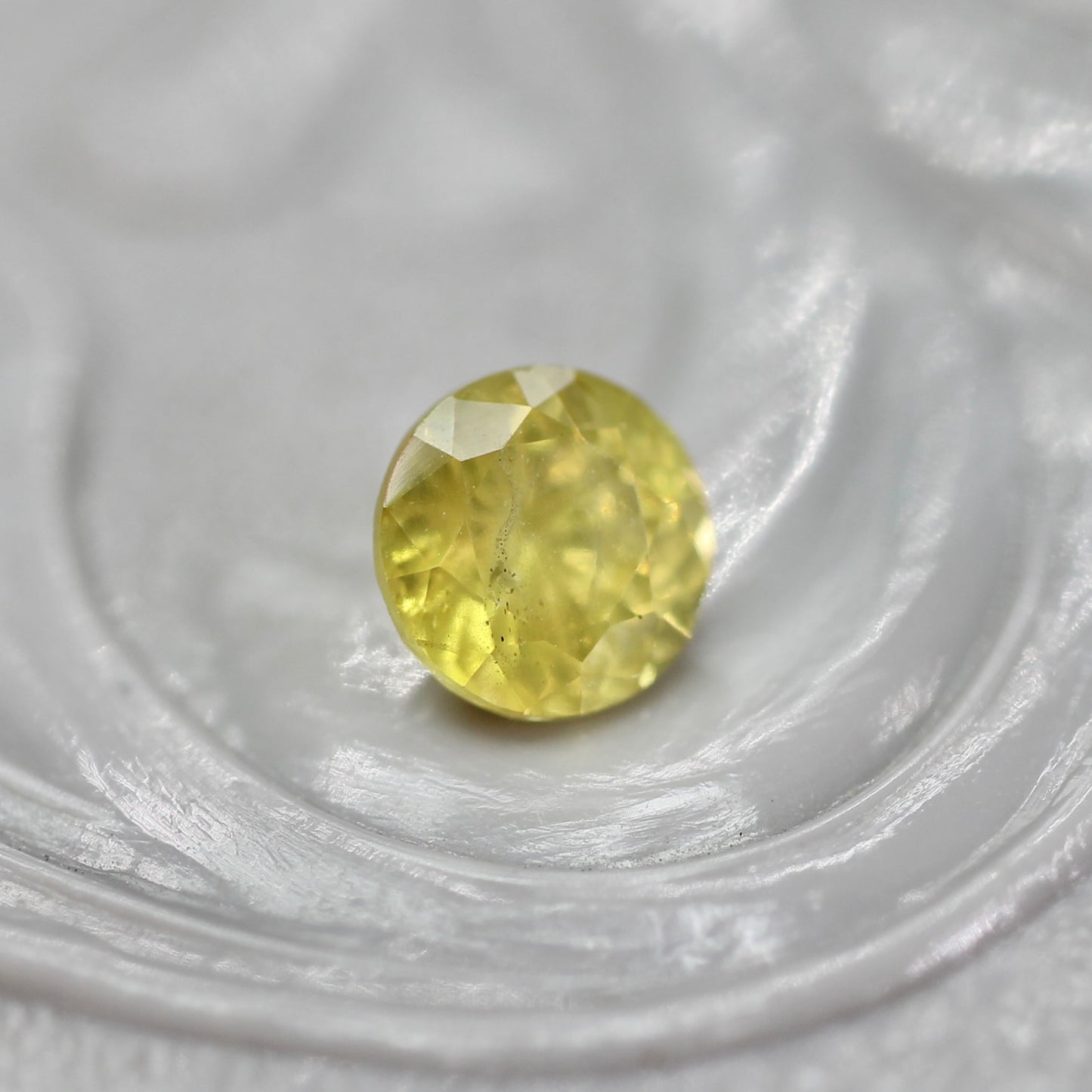 イエロージルコン 0.42ct ラウンドカット 4.1mm×4.1mm×2.8mm【MJ2768】