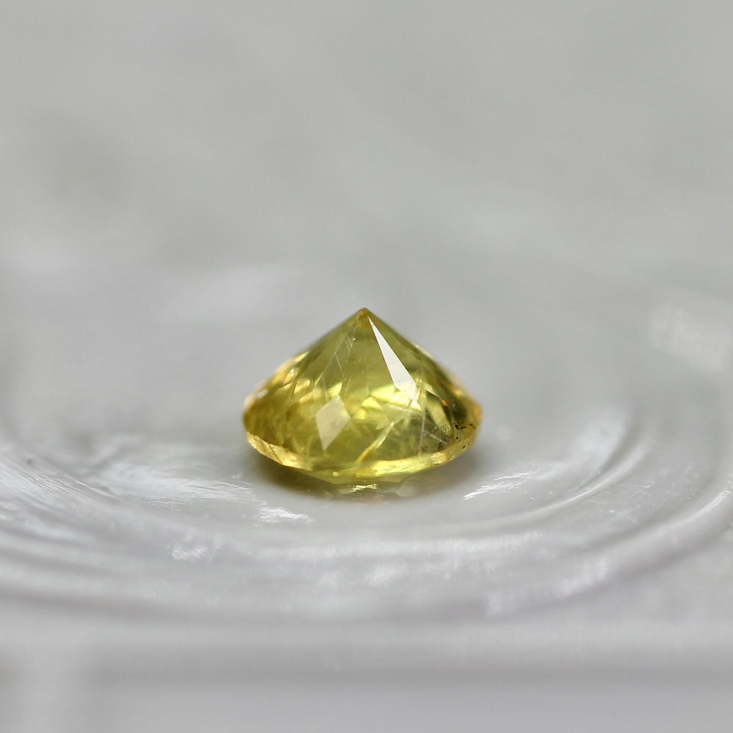 イエロージルコン 0.42ct ラウンドカット 4.1mm×4.1mm×2.8mm【MJ2768】