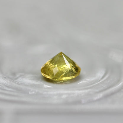 イエロージルコン 0.42ct ラウンドカット 4.1mm×4.1mm×2.8mm【MJ2768】