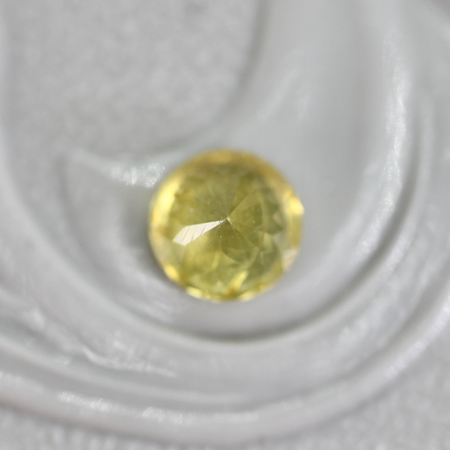 イエロージルコン 0.42ct ラウンドカット 4.1mm×4.1mm×2.8mm【MJ2768】