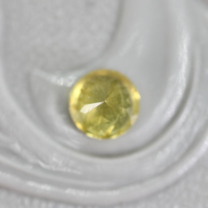 イエロージルコン 0.42ct ラウンドカット 4.1mm×4.1mm×2.8mm【MJ2768】
