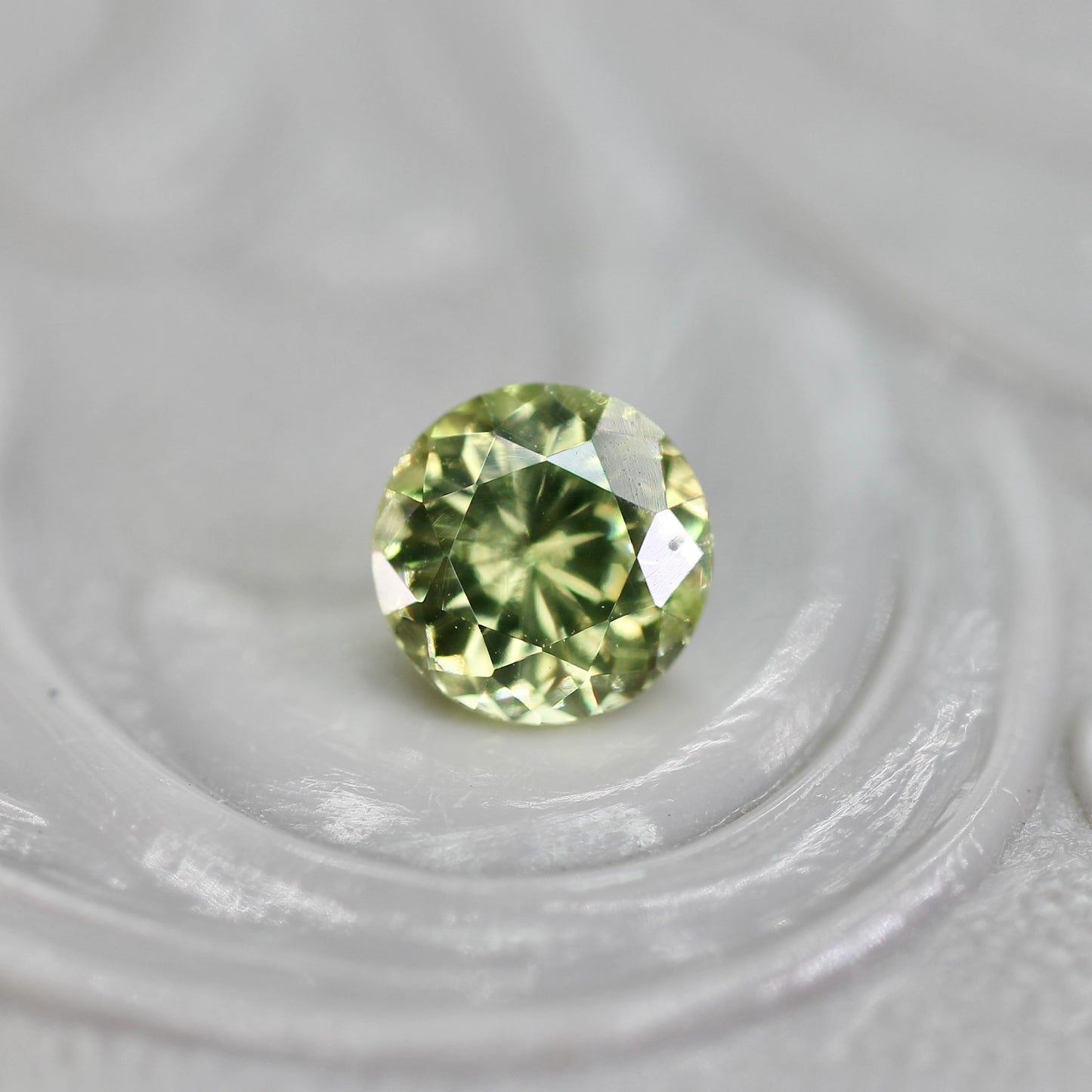 グリーンジルコン 0.40ct ラウンドカット 4.2mm×4.2mm×2.8mm【MJ2769】